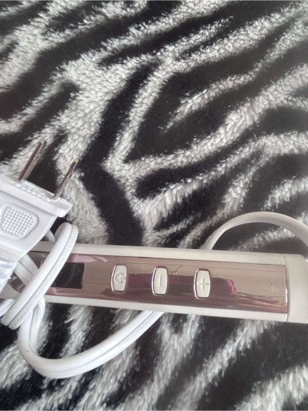 Savvy Triple Barrel Curling Iron in Pink and White